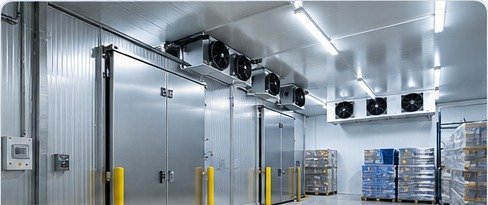 Cuarto frío industrial con evaporadores y paneles aislantes