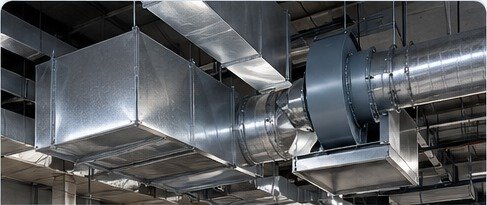 Equipo de extracción industrial conectado a ductos metálicos